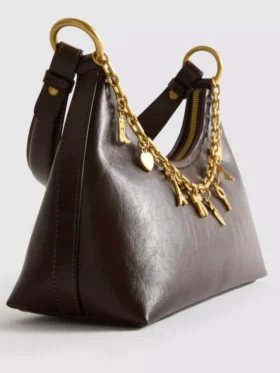 Bolso de hombro con detalle de colgante