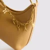 Bolso de hombro con detalle de colgante