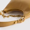 Bolso de hombro con detalle de colgante