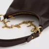 Bolso de hombro con detalle de colgante