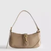 Bolso de hombro con detalles metálicos