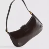 Bolso de hombro con detalles metálicos