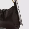 Bolso de hombro con detalles metálicos