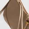 Bolso de hombro con detalles metálicos
