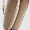 Bolso de hombro curvo de imitación de piel