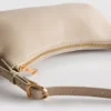 Bolso de hombro curvo de imitación de piel