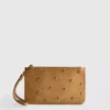 Bolso de muñeca con tachuelas en forma de corazón