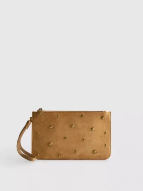 Bolso de muñeca con tachuelas en forma de corazón