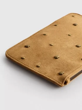 Bolso de muñeca con tachuelas en forma de corazón
