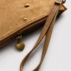 Bolso de muñeca con tachuelas en forma de corazón