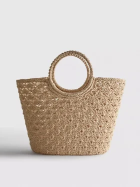 Bolso tipo cubo de ganchillo de Paula Echevarría