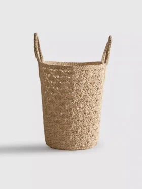 Bolso tipo cubo de ganchillo de Paula Echevarría
