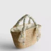 Bolso tipo cubo midi de paja trenzada