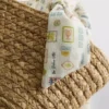 Bolso tipo cubo midi de paja trenzada