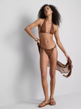 Braguita de bikini con estampado de leopardo y brillo de Paula Echevarría