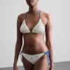 Braguita de bikini con textura de limón y lazo lateral