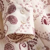 Camisa abotonada de satén arrugado con estampado de paisley de Paula Echevarría
