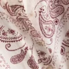 Camisa abotonada de satén arrugado con estampado de paisley de Paula Echevarría