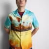Camisa con cuello rever y estampado paisajístico