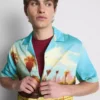 Camisa con cuello rever y estampado paisajístico