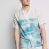 Camisa de manga corta con botones y estampado panorámico