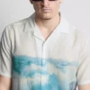 Camisa de manga corta con botones y estampado panorámico