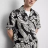 Camisa de manga corta con estampado abstracto de hojas