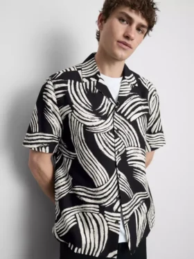Camisa de manga corta con estampado abstracto de hojas