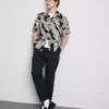 Camisa de manga corta con estampado abstracto de hojas