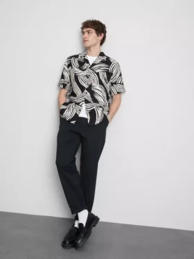 Camisa de manga corta con estampado abstracto de hojas