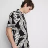 Camisa de manga corta con estampado abstracto de hojas