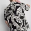 Camisa de manga corta con estampado abstracto de hojas