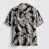 Camisa de manga corta con estampado abstracto de hojas
