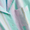 Camisa de pijama corta a rayas en tonos pastel, ideal para estar por casa