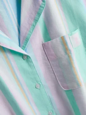 Camisa de pijama corta a rayas en tonos pastel, ideal para estar por casa