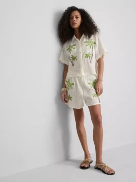 Camisa de playa de algodón bordada con abalorios de Paula Echevarría
