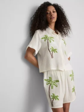 Camisa de playa de algodón bordada con abalorios de Paula Echevarría