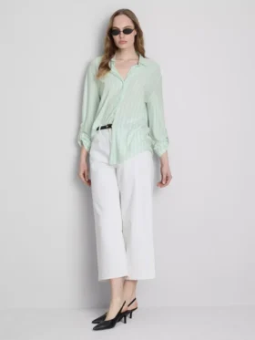 Camisa holgada con botones y dobladillo curvo