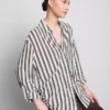 Camisa holgada con botones y dobladillo curvo