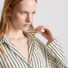 Camisa holgada con botones y dobladillo curvo