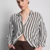 Camisa holgada con botones y dobladillo curvo