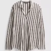 Camisa holgada con botones y dobladillo curvo
