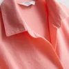 Camisa holgada con botones y dobladillo curvo