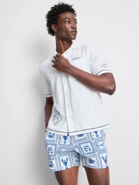Camisas con cuello italiano y bordado de un pez