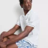 Camisas con cuello italiano y bordado de un pez