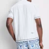 Camisas con cuello italiano y bordado de un pez