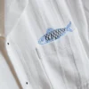 Camisas con cuello italiano y bordado de un pez