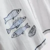 Camisas con cuello italiano y bordado de un pez