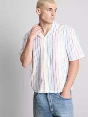 Camisas con cuello reverso y rayas del Orgullo