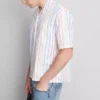 Camisas con cuello reverso y rayas del Orgullo